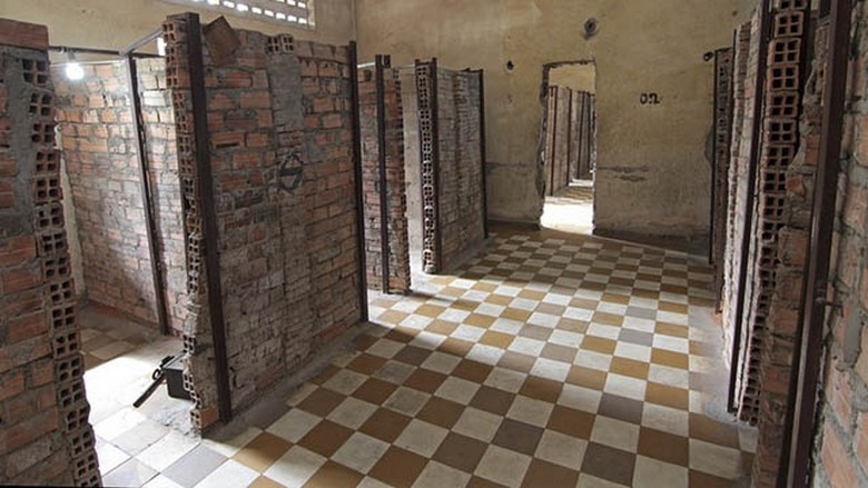 Bảo Tàng Diệt Chủng Tuol Sleng: Lịch Sử Khmer Đỏ Và Lưu Ý Khi Tham Quan