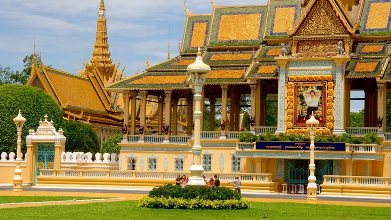 Cung Điện Hoàng Gia Phnom Penh: Tham Quan Gì, Giờ Mở Cửa Và Trang Phục