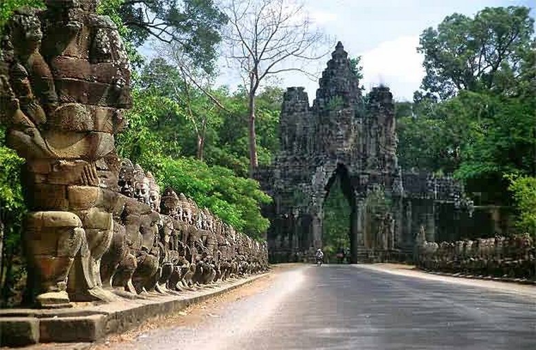 Cung Điện Hoàng Gia Phnom Penh: Tham Quan Gì, Giờ Mở Cửa Và Trang Phục