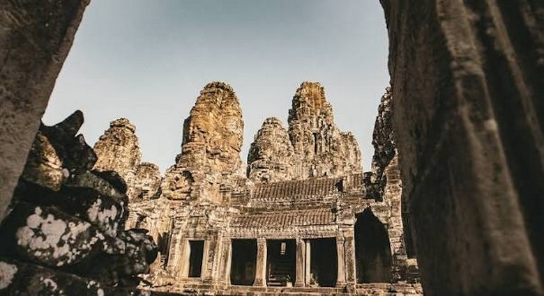 Đền Bayon Angkor Thom: Hàng Trăm Khuôn Mặt Đá Bí Ẩn & Ý Nghĩa Kiến Trúc