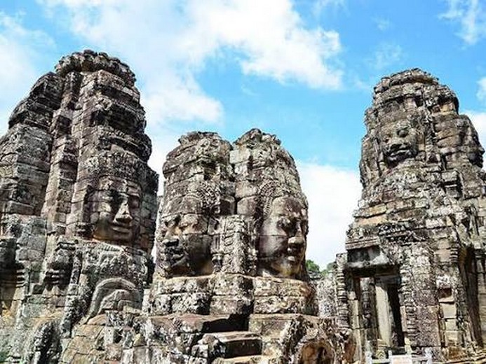 Đền Bayon Angkor Thom: Hàng Trăm Khuôn Mặt Đá Bí Ẩn & Ý Nghĩa Kiến Trúc