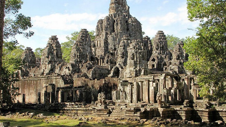 Đền Bayon Angkor Thom: Hàng Trăm Khuôn Mặt Đá Bí Ẩn & Ý Nghĩa Kiến Trúc