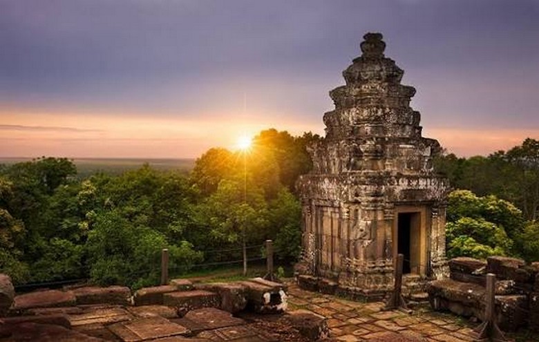 Phnom Bakheng: Điểm Ngắm Hoàng Hôn Đẹp Nhất Angkor? Khung Giờ & Cách Lên