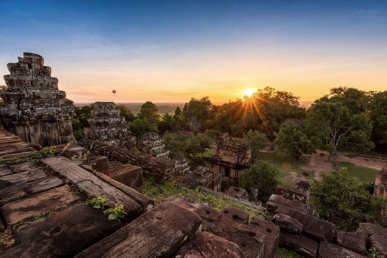 Phnom Bakheng: Điểm Ngắm Hoàng Hôn Đẹp Nhất Angkor? Khung Giờ & Cách Lên