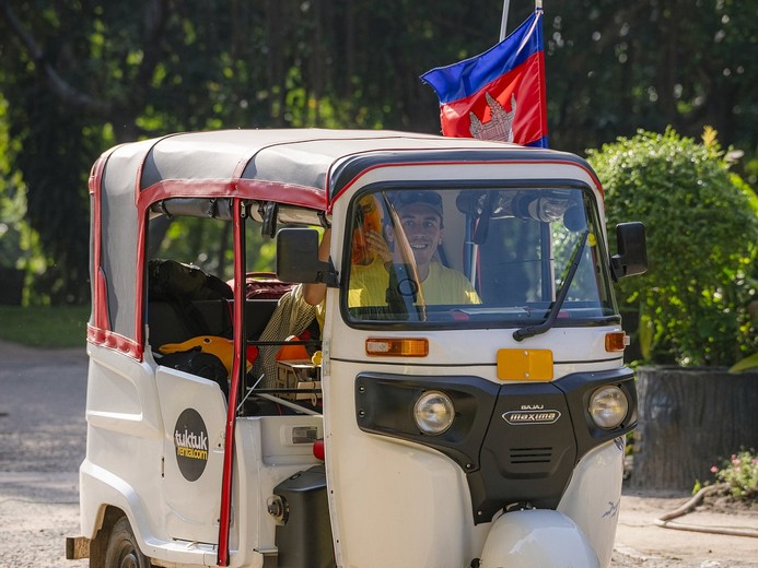 Mẹo Thuê Tuk Tuk Đi Quanh Angkor Cả Ngày: Giá Tham Khảo & Cách Trả Giá